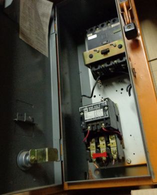 SQUARE D ENCLOSURE 30460-514-50 W/CIRCUIT BREAKER KG268 USED