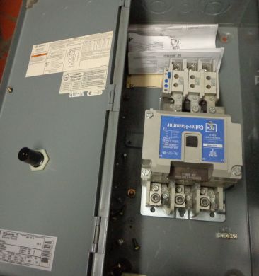 SQUARE D ENCLOSURE 8536SFG1V02S W/CUTLER HAMMER AN16NN0 USED